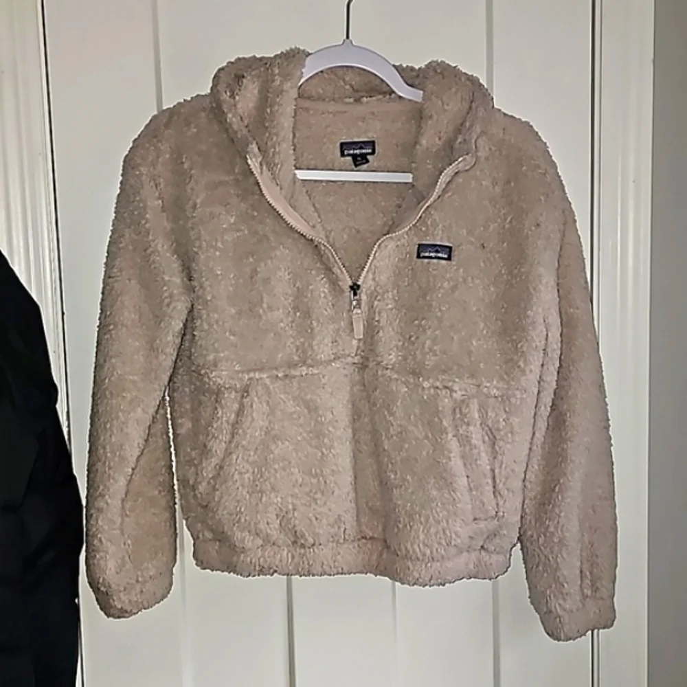 Patagonia Girls Gorgeous and warm youth XL half zip hooded top!!!